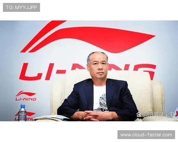 从绿茵场到世界舞台：足球运动员如何成为全球瞩目的超级明星