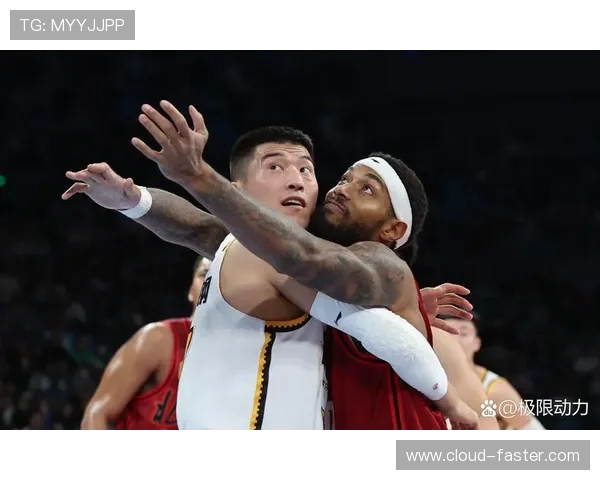 北控与辽宁激战正酣双方球员拼尽全力争夺胜利 北控与辽宁激战正酣双方球员拼尽全力争夺胜利